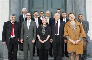 Die beiden Delegationen vor dem Regierungsgebäude