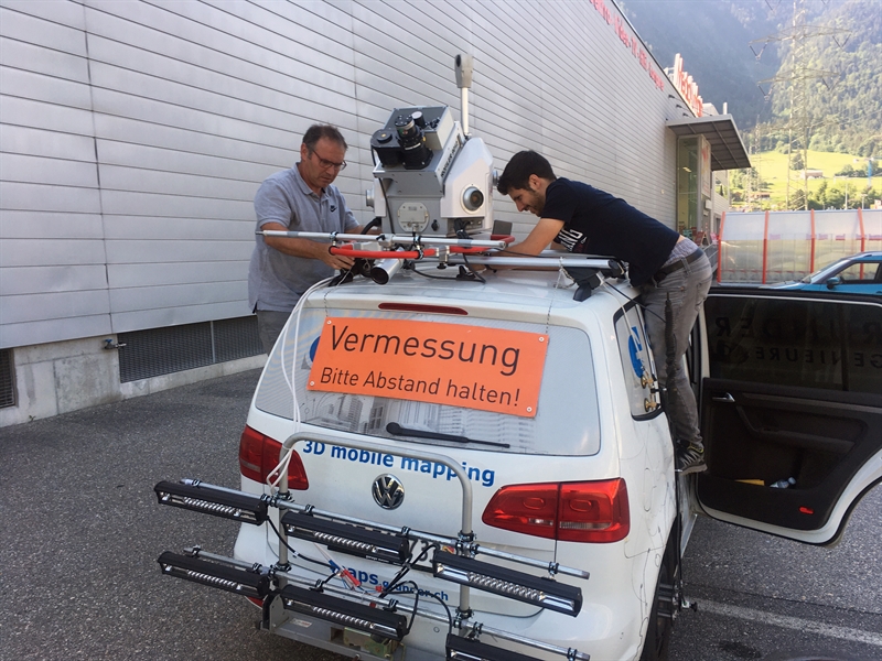 - Montage der Ausrüstung auf dem Fahrzeug, Ansicht von hinten