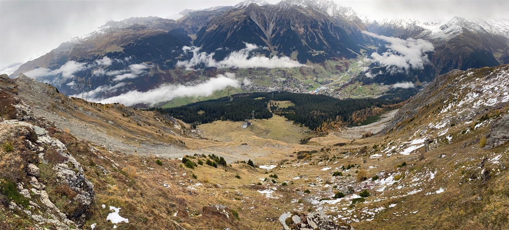 Blick vom Berg hinab ins Tal und in das gefährdete Gebiet