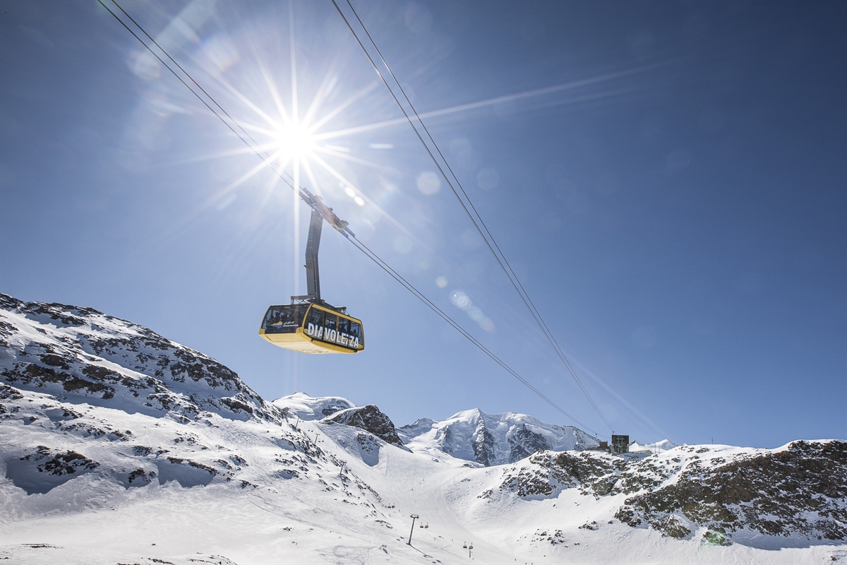 Gondel über schneebedeckten Bergen