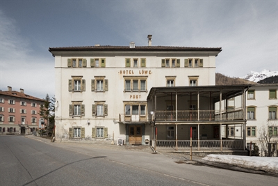 Frontansicht des in die Jahre gekommenen Hotels