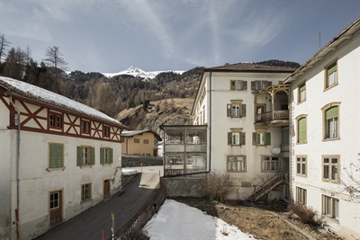 Frontansicht des in die Jahre gekommenen Hotels