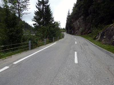 Italienische Strasse mit Risse im Belag