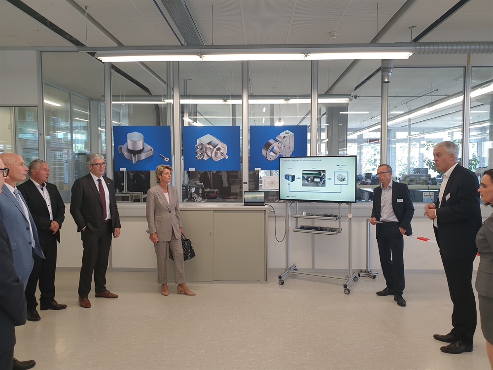 ORK Präsident Jon Domenic Parolini und Bundesrätin Karin Keller-Sutter bei Baumer Electric AG