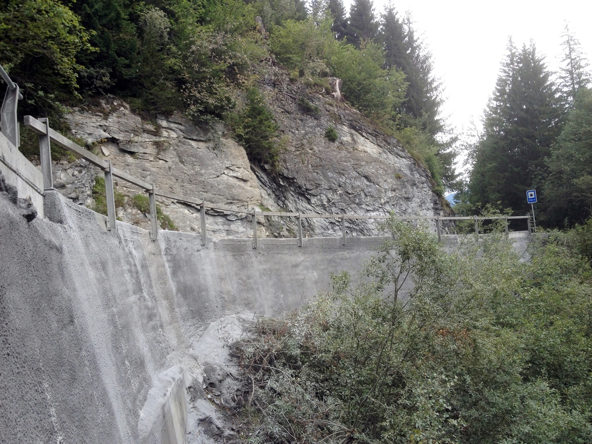 Abschnitt der talseitigen Stützmauer der Safienstrasse