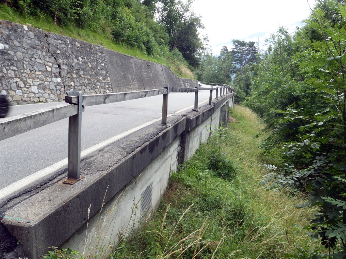 Schanfiggerstrasse und Böschung darunter