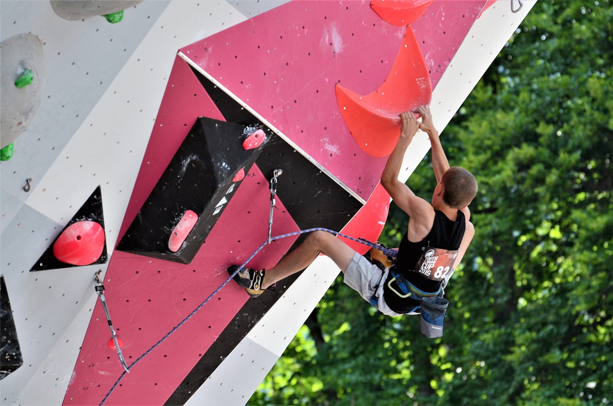Jugendlicher an der Kletterwand