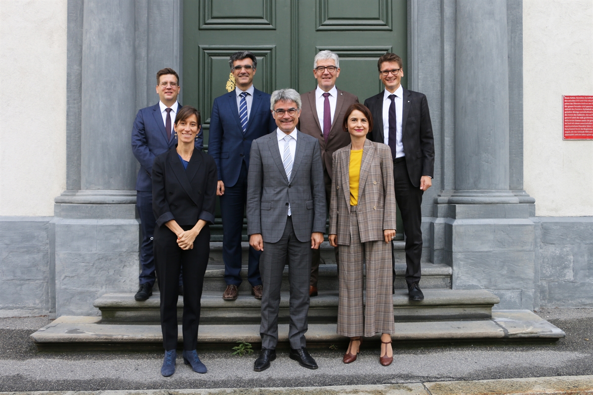 Gruppenbild mit Generalkonsulin 