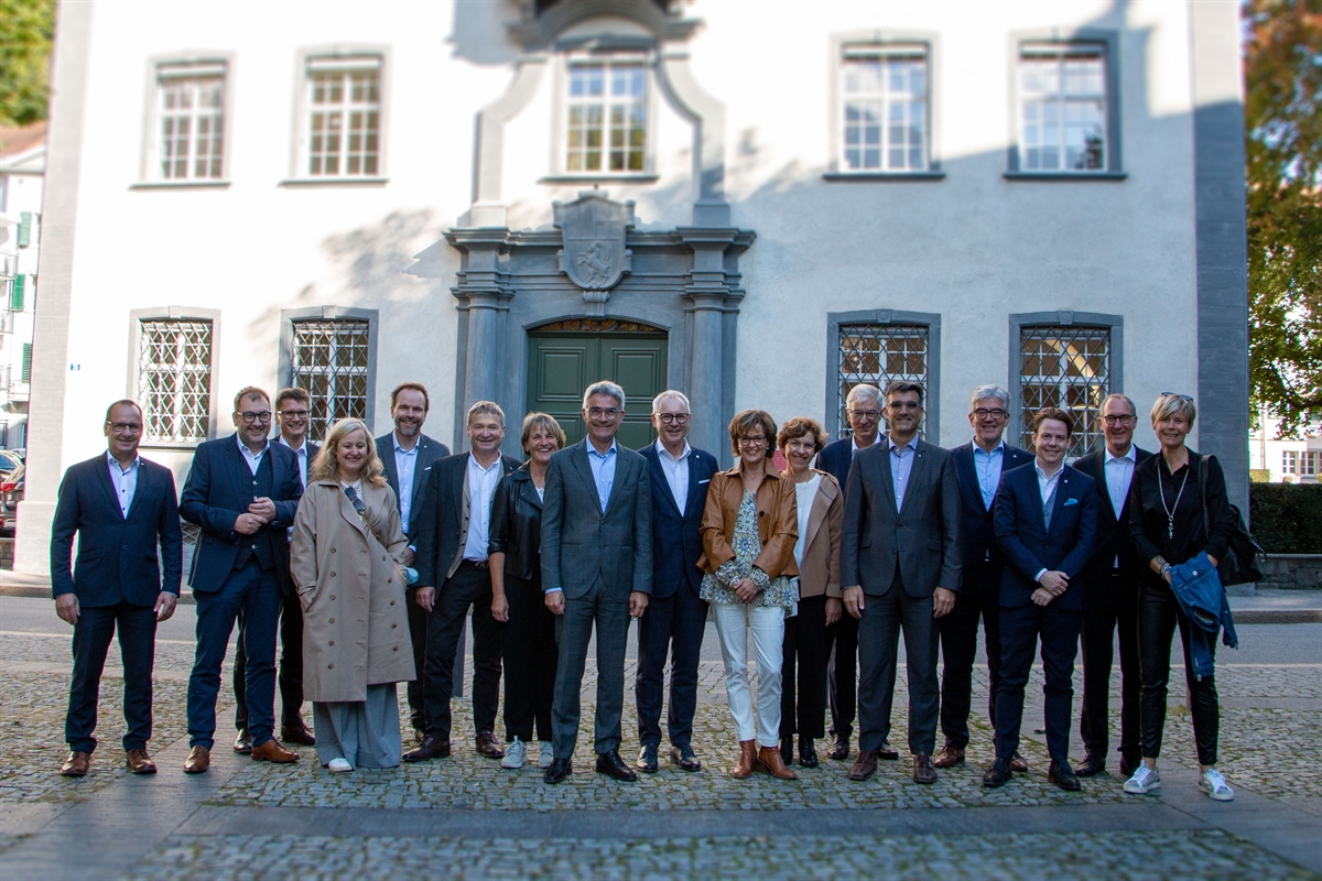 Gruppenfoto der beiden Delegationen