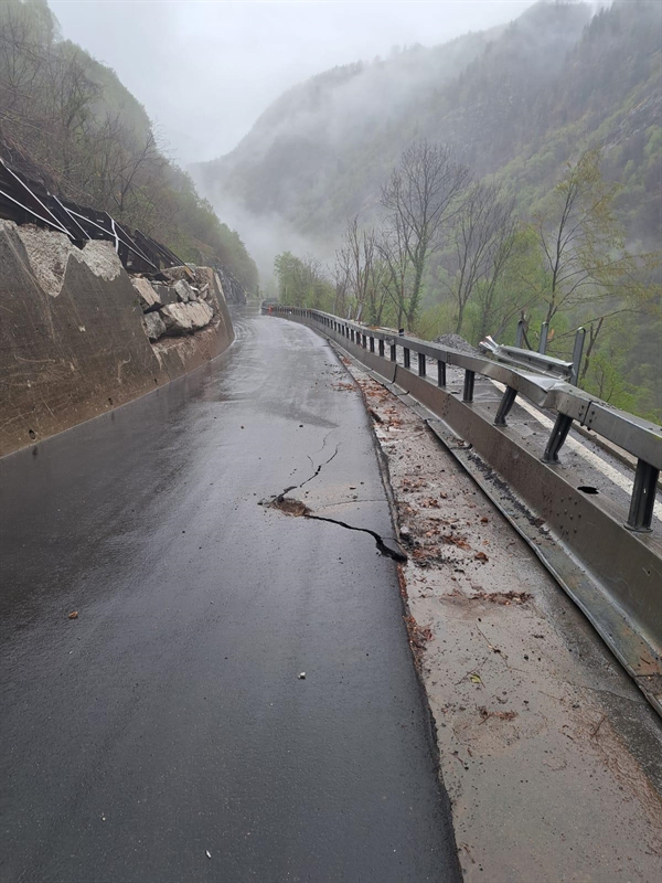 Calancastrasse mit Rissen in der Fahrbahn