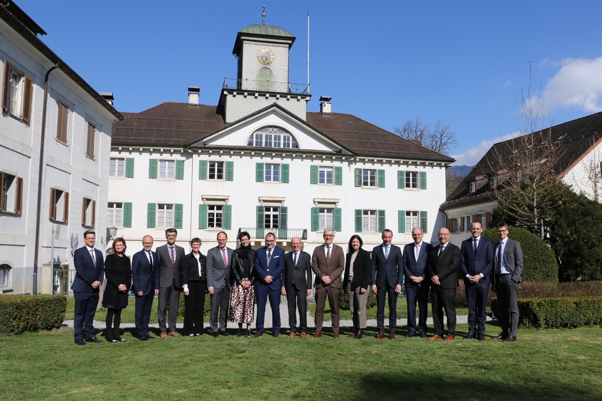 Die St.Galler und die Bündner Regierung vor dem Schloss Reichenau
