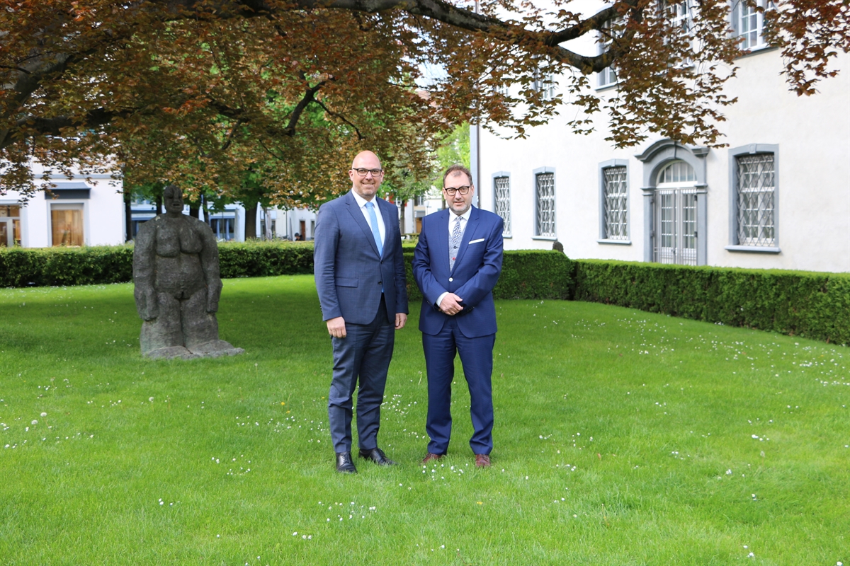 Regierungspräsidenten im Garten des Regierungsgebäudes