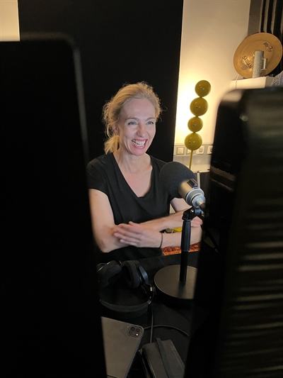 Ursina Lardi lacht herzlich