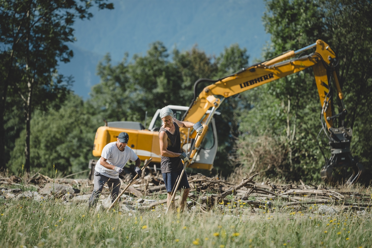 Aufräumarbeiten mit Bagger