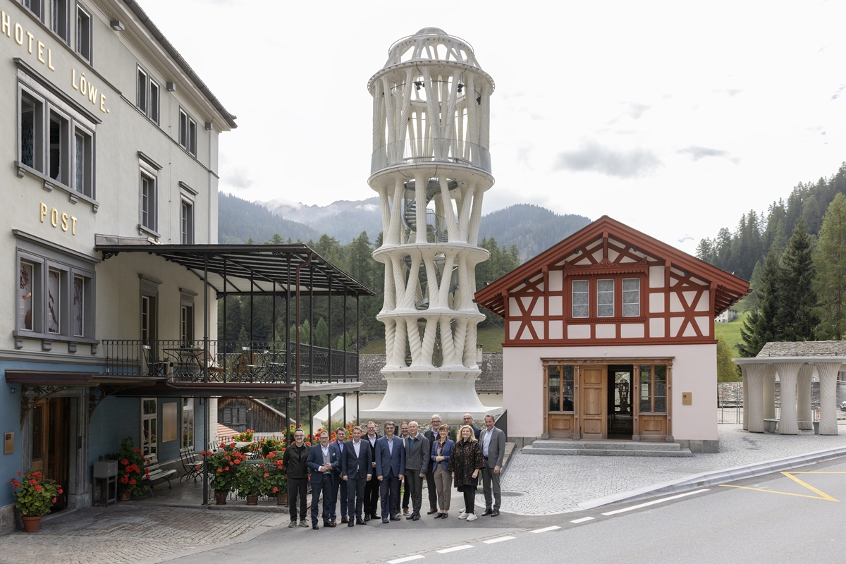 Die Bündner und die Schaffhauser Delegation vor dem Weissen Turm in Mulegns