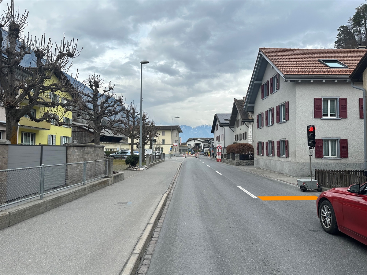 Ein Haltebalken soll den Verkehrsfluss an mobilen Lichtsignalanlagen verbessern. 