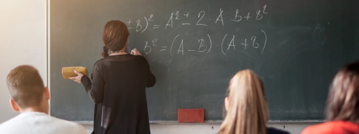 Schulsituation: Lehrerin an Wandtafel