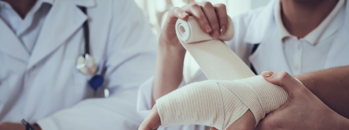 Verband anlegen in der Artzpraxis
