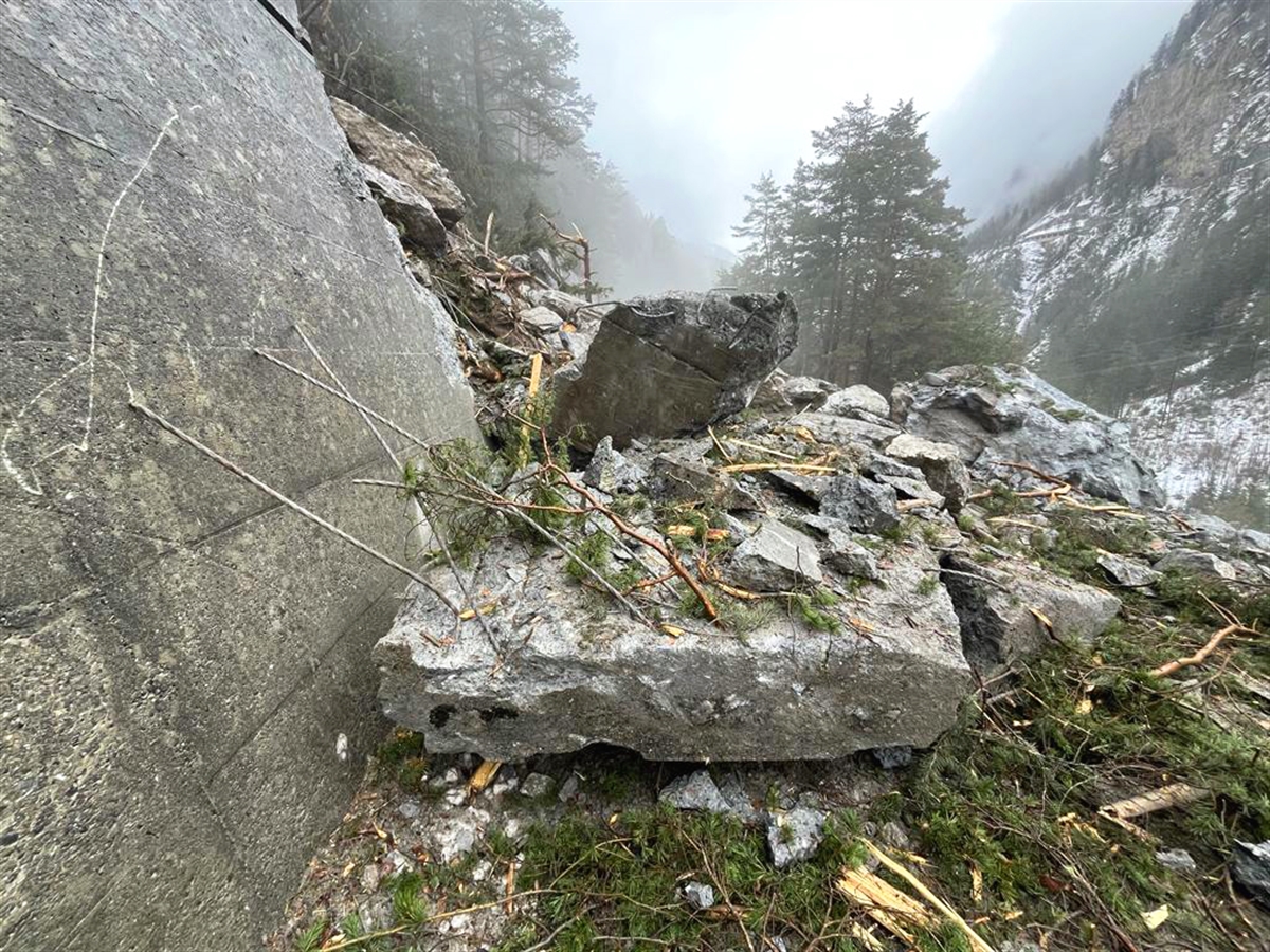 Teile der zerstörten bergseitigen Stützmauer auf der Engadinerstrasse.