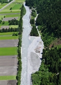 Flussaufweitung im Schierser Sand unmittelbar nach seinem Bau im Jahre 2010 (Flliessrichtung von oben nach unten)