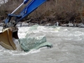 Bau der aufgelösten Blockrampe im März 2008. Auf der rechten Flussseite sind bereits die ersten Steinblockreihen versetzt