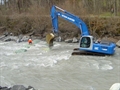 Der Bauvorgang findet im fliessenden Wasser statt und verlangt vom Baggerführer viel Feingefühl