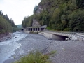 Rechtsufrige Einmündung des Rieinertobels in den Glenner mit Valserstrasse (kantonale Verbindungsstrasse).