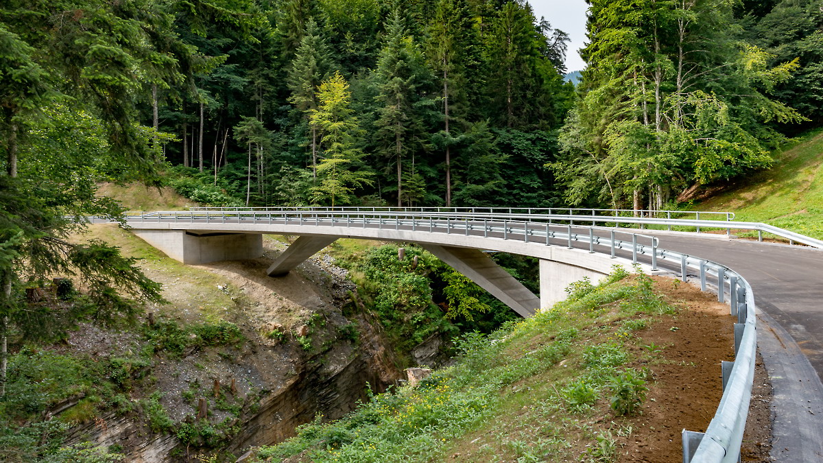 Die neue Schranggabachbruecke der neutrassierten Valzeinastrasse