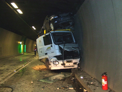 Autotransporter kollidiert mit Tunnelwand