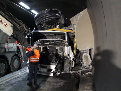Auch die Tunnelwand wurde stark beschädigt