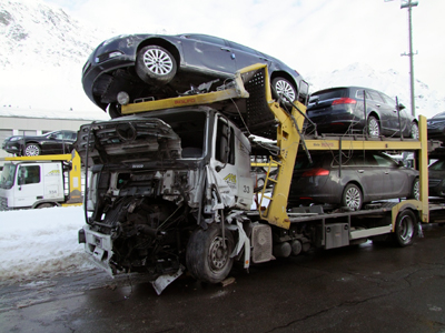Der beschädigte Autotransporter nach der Bergung