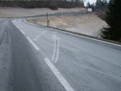 Hier geriet der Wagen über die Strasse