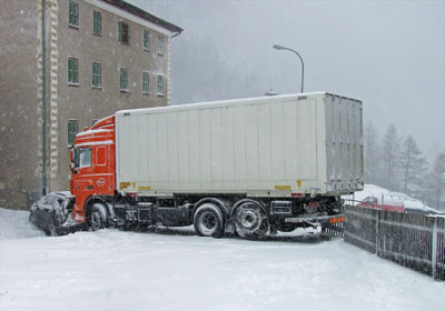 Ein Lastwagen versperrt nach einem Verkehrsunfall die Julierpassstrasse