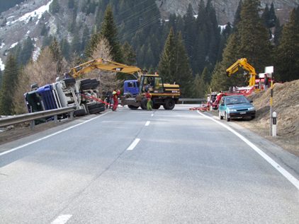 Das Sattelmotorfahrzeug wird geborgen