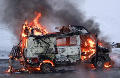 Als die Feuerwehr eintraf, stand der Kleinbus bereits in Vollbrand