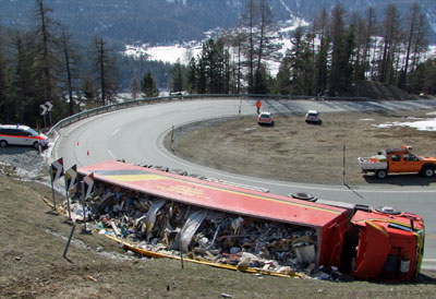In dieser Linkskurve kippte das Fahrzeug aus noch ungeklärten Gründen auf die Seite