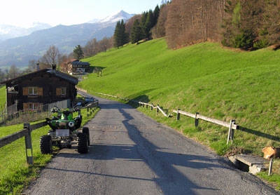 Der Quad wurde um 180 Grad gedreht und prallte gegen den Zaun
