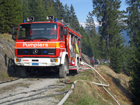 Enge Platzverhältnisse: Die Feuerwehr musste in unwegsamem Gelände arbeiten