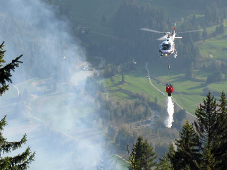 Zum Einsatz kamen auch fünf Löschhelikopter