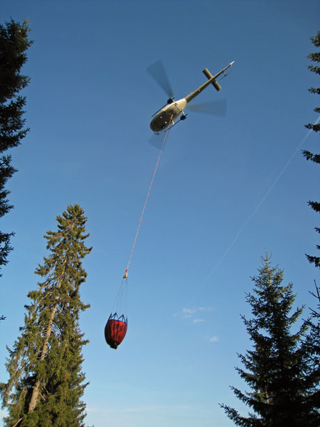 Das Wasser musste mit Helikoptern ins Brandgebiet geflogen werden