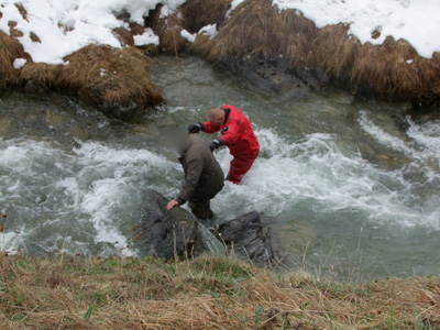 Der Polizeitaucher bei der Bergung des Fischers