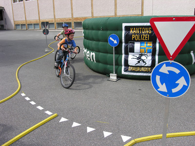 Schulkinder lernen im Verkehrsgarten sicheres Fahren