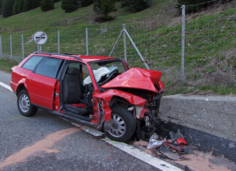Due persone hanno perso la vita mercoledì mattina a seguito di un incidente stradale