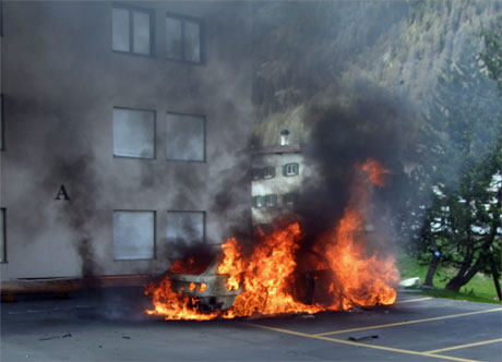 Fahrzeug in Vollbrand