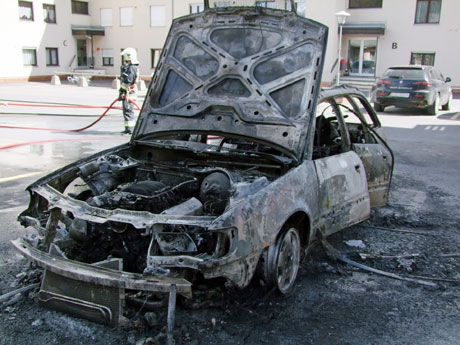 Die Feuerwehr kann nicht verhindern, dass das Fahrzeug vollständig ausbrennt