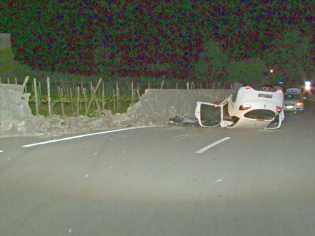 Das Fahrzeug prallte in diese Steinmauer und überschlug sich