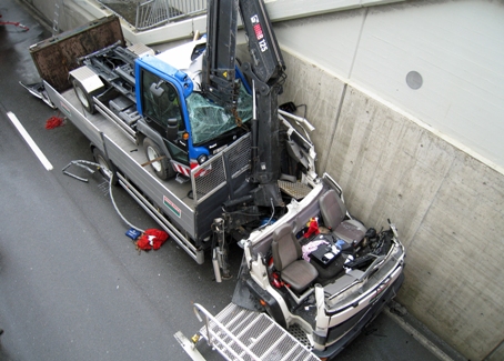 Lastwagen mit Stützmauer kollidiert