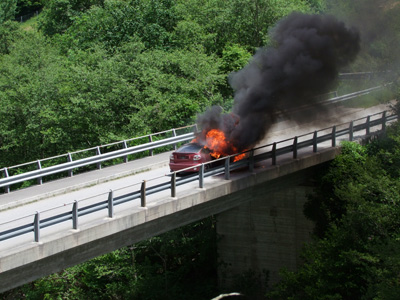 Auto distrutta dalle fiamme