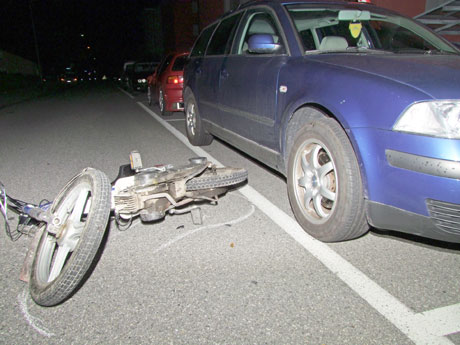Das Motorfahrrad kollidierte mit vier parkierten Fahrzeugen