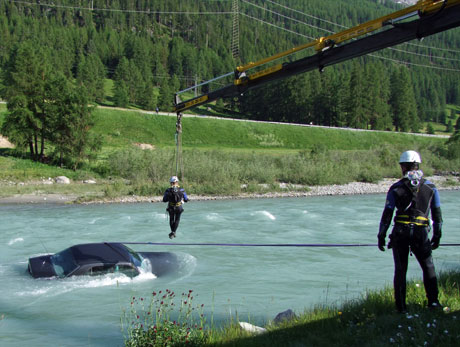 Mit Hilfe eines Kranarms können Taucher das Fahrzeug bergen